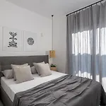 Seawater - Luxury Pool Retreat - 150m *