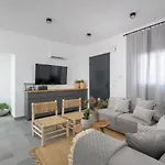 Seawater - Luxury Pool Retreat - 150m Villa Lakhania