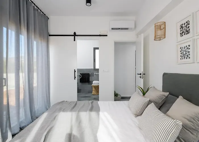 Seawater - Luxury Pool Retreat - 150m Lakhania