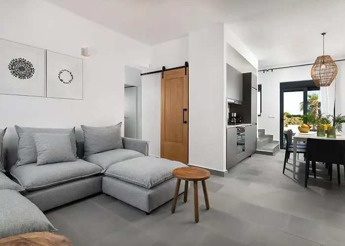 Seawater - Luxury Pool Retreat - 150m Villa *