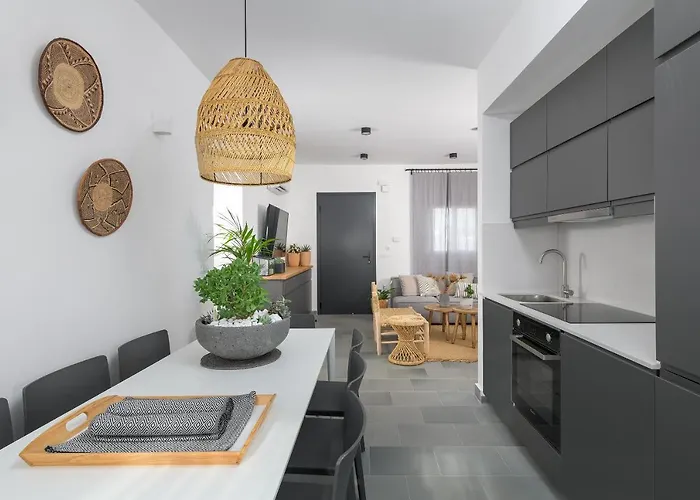 Seawater - Luxury Pool Retreat - 150m *