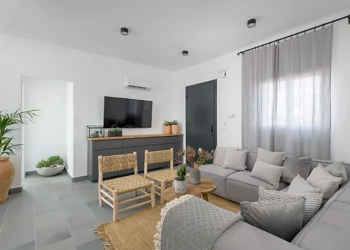 Seawater - Luxury Pool Retreat - 150m 빌라 라카니아