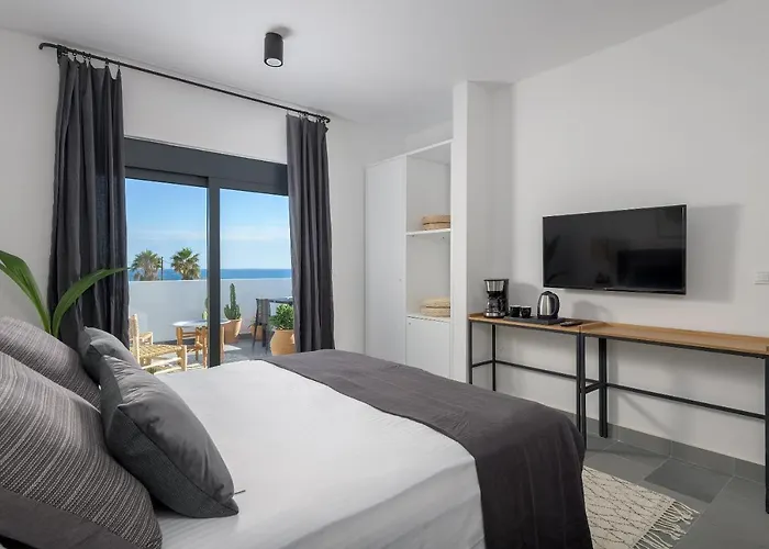 Villa Seawater - Luxury Pool Retreat - 150m Lakhania