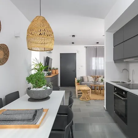 Seawater - Luxury Pool Retreat - 150m *